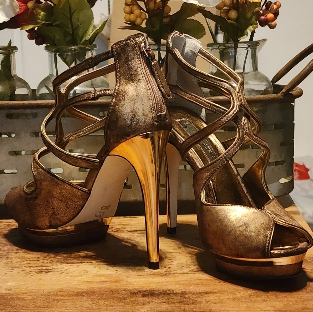 BCBG MaxAzria Ma-diah Heels 6.5 Metallic Copper Gold Heels